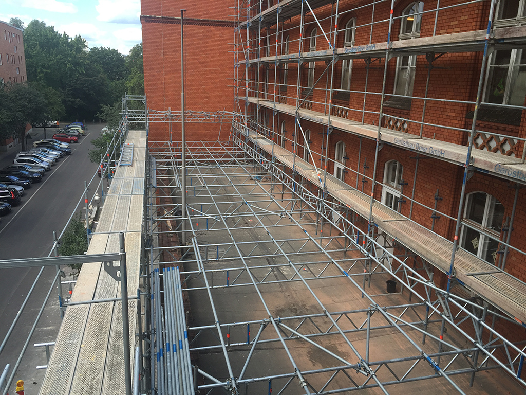 Berlin Gothenburger Straße Fassadengerüst auf Gitterträgern