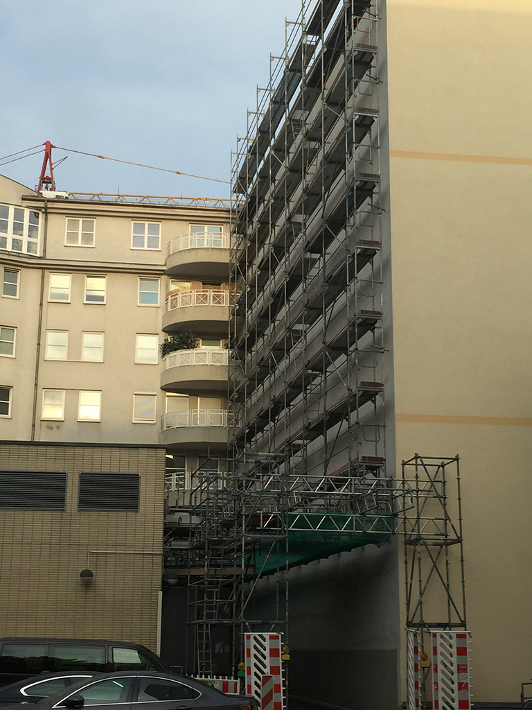 Berlin Sohpie Charlotten Straße Fassadengerüst auf Gittertägern und Wandschuhen
