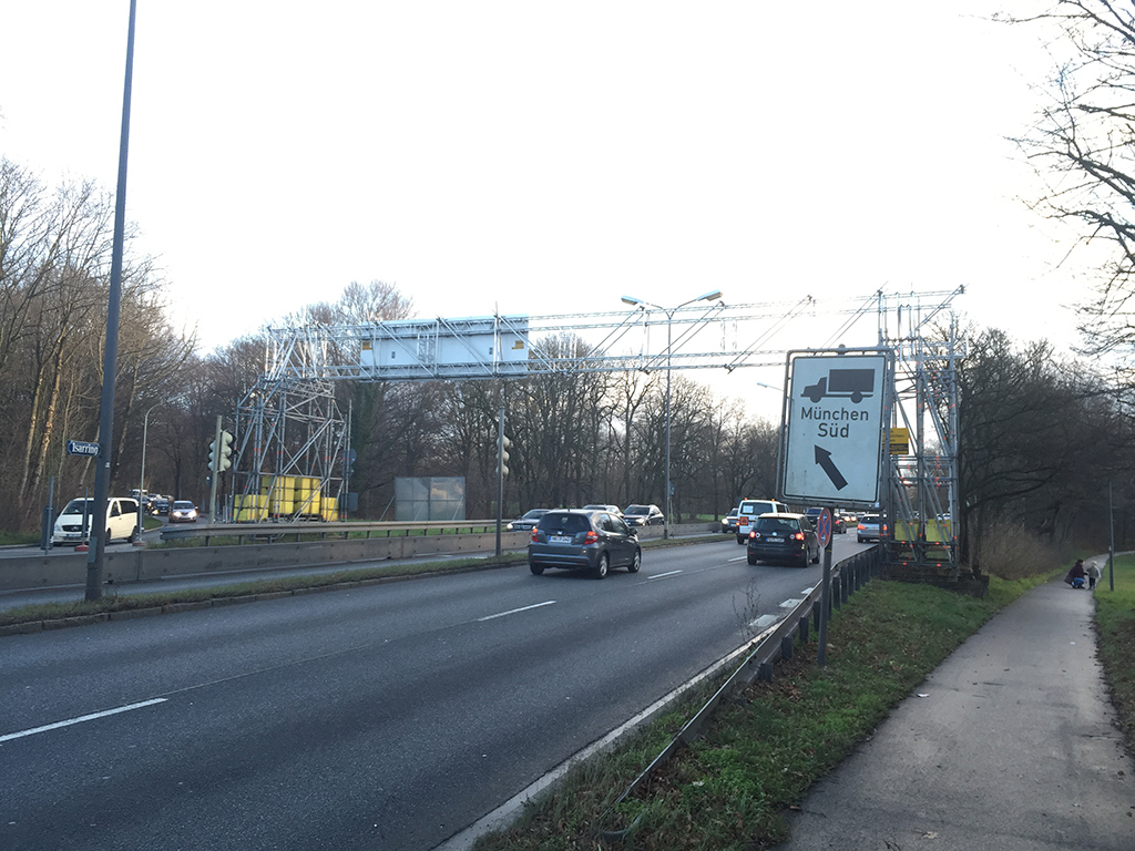 München Ampelanlage über Mittlerem Ring